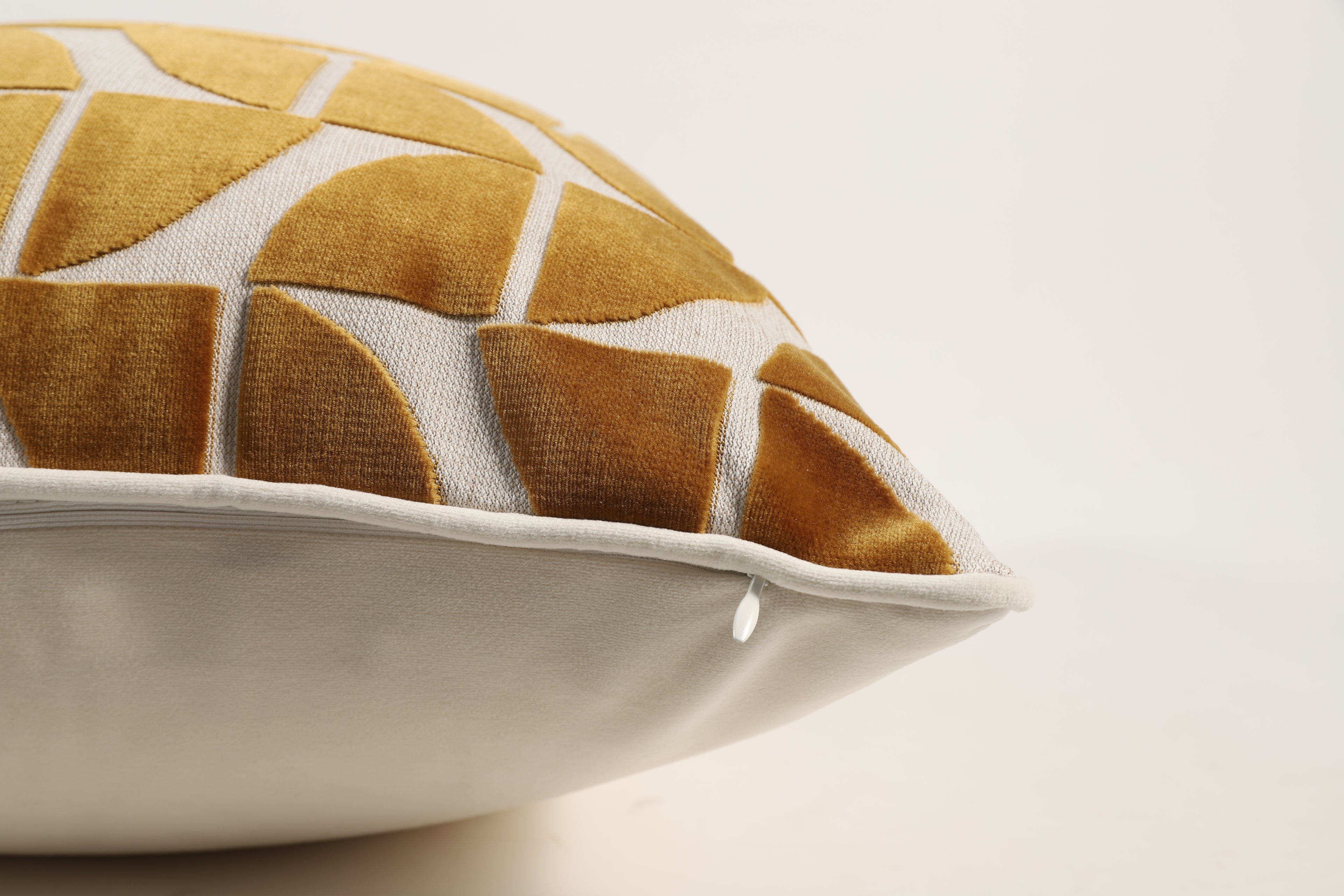 Eclipse Geometric Velvet Pillow – Gold