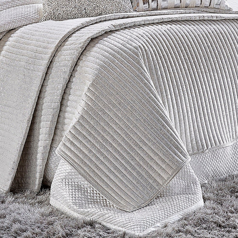 Maya White And Silver Quilt Set