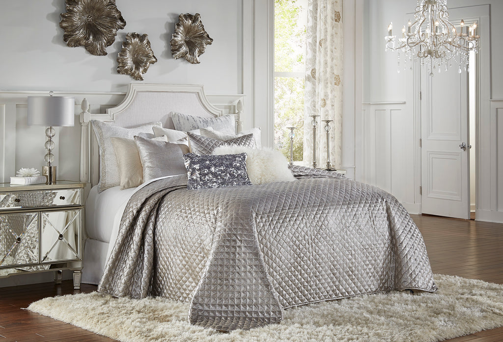 Aura Silver Quilt Set